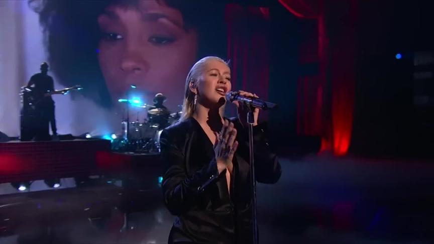 [图]天后Christina Aguilera 震撼致敬偶像Whitney Houston