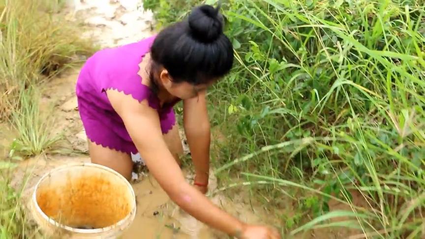 农村少女跪在水里捉鱼相关搜索