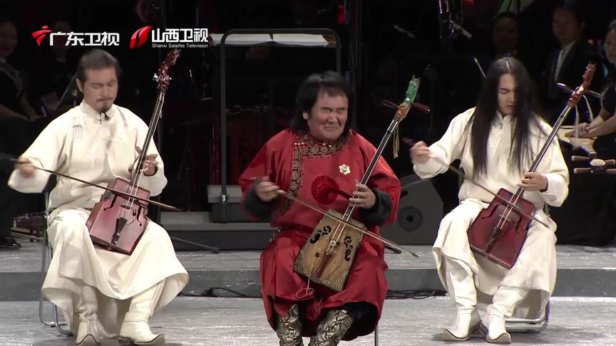 [图]世界马头琴大师齐·宝力高与神骏乐团共同演奏《万马奔腾》！