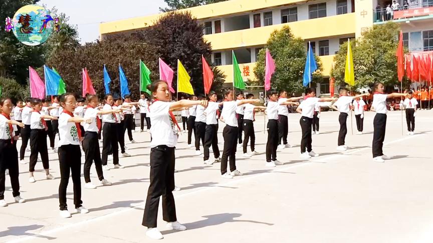 [图]小学生武术操表演《旭日东升》动作整齐，有力