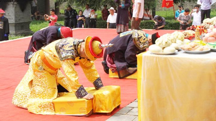 [图]乾隆的第七代孙子，每年祭祖都要穿龙袍，手戴上千万的扳指