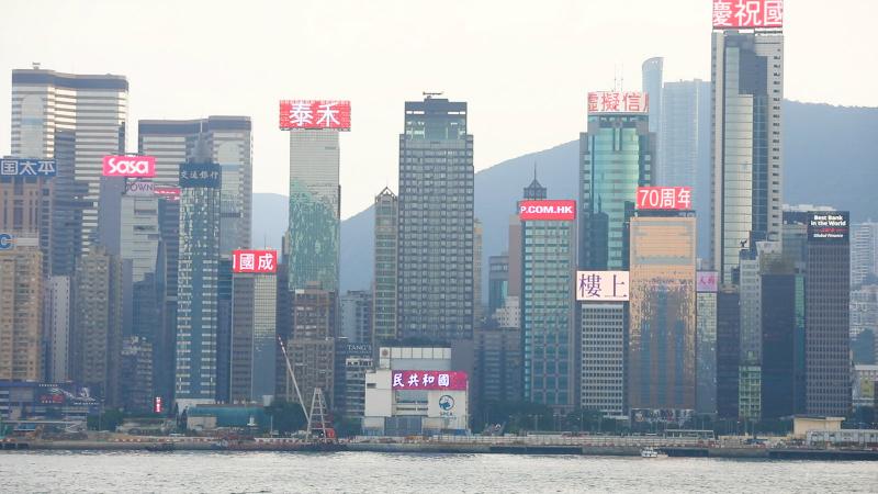 [图]维港最美风景！香港多栋大厦亮国庆祝语，献礼新中国成立70周年