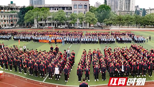 [图]视频丨蓄能冲刺，破浪“上岸”株洲八中千余师生助威高考