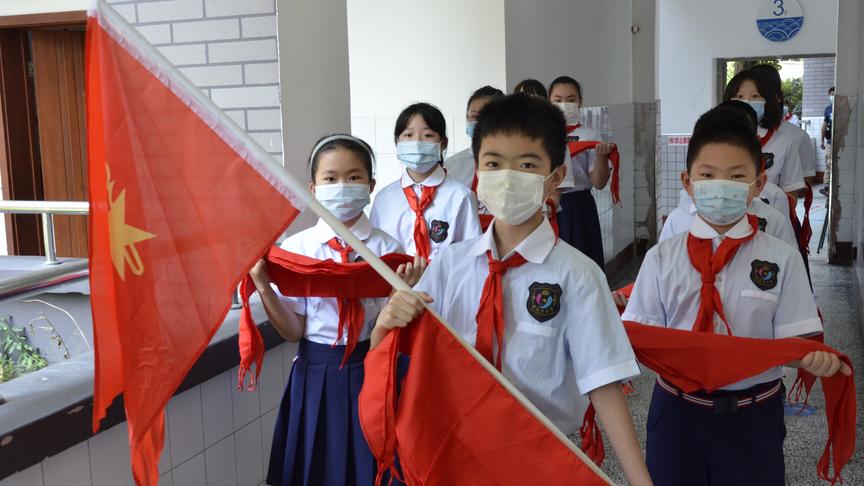 [图]“星火相传 红领巾伴我成长”重庆鲤鱼池小学308人光荣加入少先队