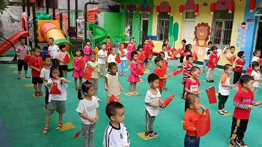 [图]绿油油幼儿园齐唱《国旗国旗真美丽》祝福祖国