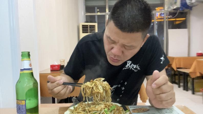 [图]吃货大哥吃邢台闷饼，8元一份，软香爽口份量足，配上大蒜才好吃