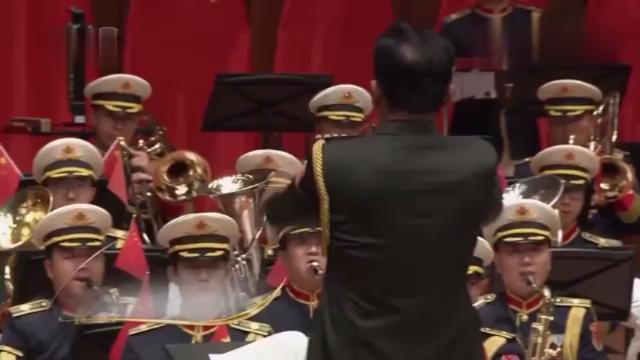 [图]「CCTV音乐厅」军兵种进行曲联奏《向军旗敬礼》指挥：张海峰