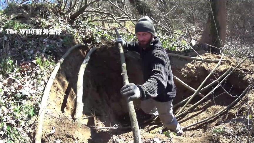 [图]根据山体搭建地下蔽护所，体验原始的丛林野营和烹饪，也防野兽