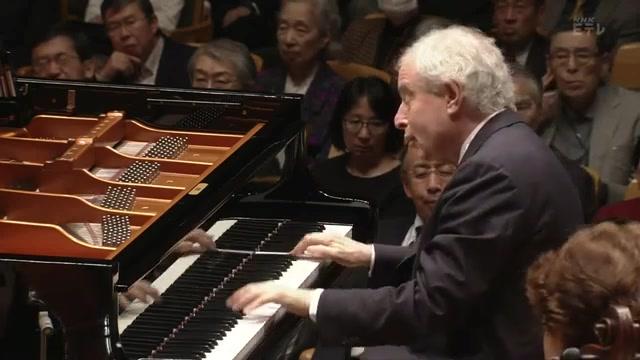 [图]安德烈斯·席夫指挥并演奏贝多芬降B大调第二钢琴协奏曲(作品19)