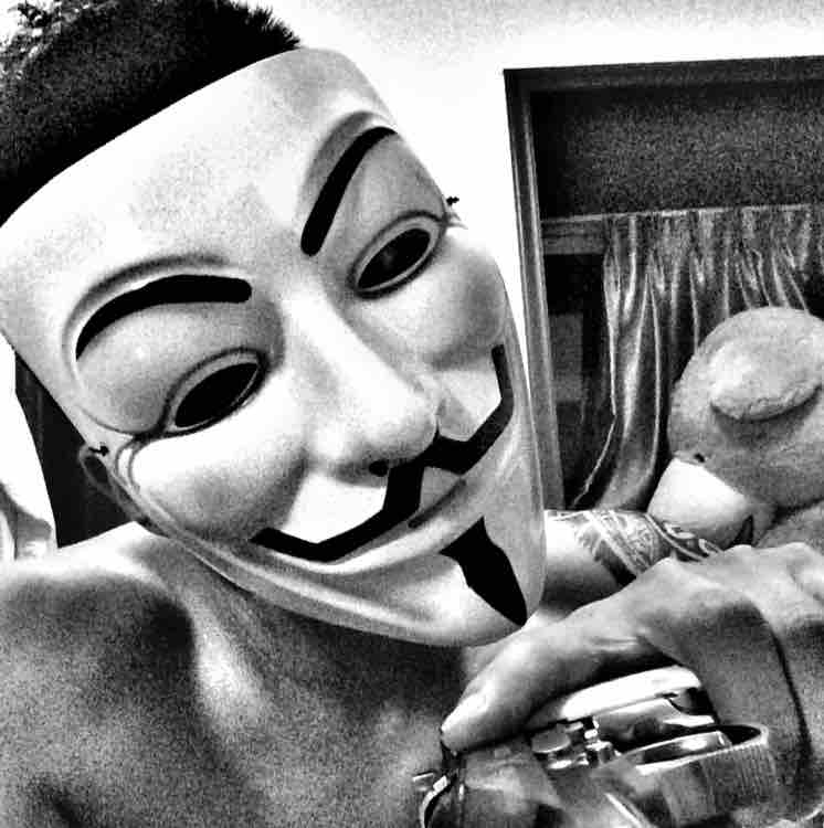 带面具的嘎嘎头像