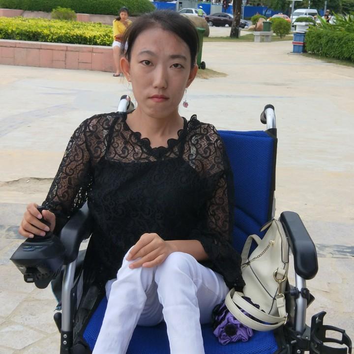 一个不能行走的残疾女孩