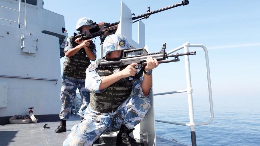 摇晃军舰上，海军护航陆战队员如何做到一击必杀！