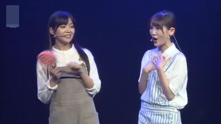漂亮女孩现场唱跳了一首告白气球，台下的大学同学把持不住了！