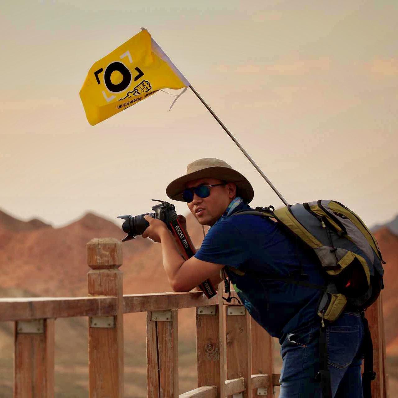 彭导带团游西北头像