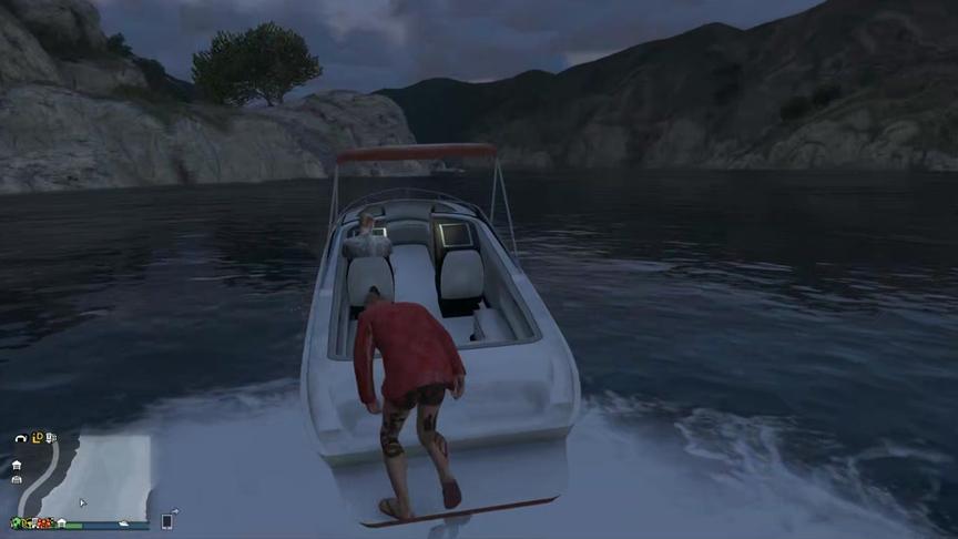 在水面发现一位可疑人物