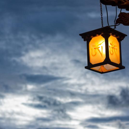 黑云下的灯头像