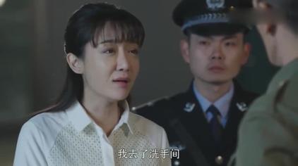 警察给军人敬礼 西瓜视频