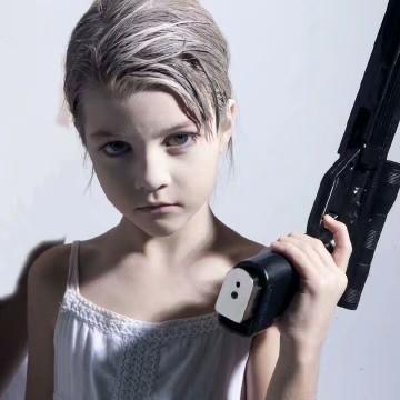 小女孩用手比枪的图片图片