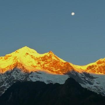 11玛旁雍措既有号称"世界宇宙中心"的冈仁波齐神山陪伴,又与