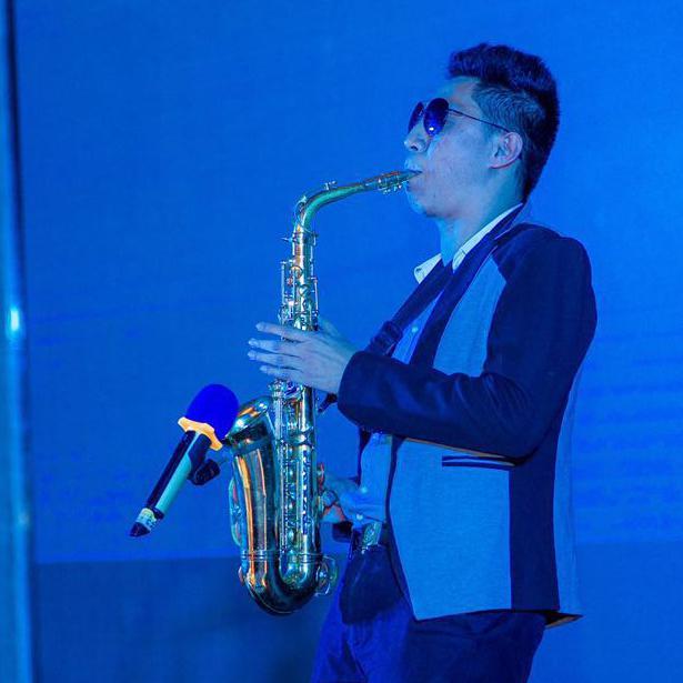 saxon小朱萨克斯简介:85后艺术中心总监,萨克斯 & 单簧管专业,逗逼