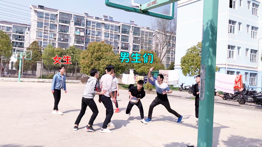 街篮：陪7个男生打篮球，可男生都不传球给她，顿时气氛显得窘迫