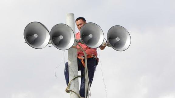 村官给村民要账,大喇叭直接广播,你说借钱不还的听了害臊吗?