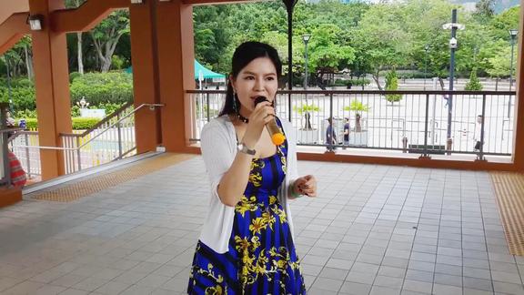 中环码头演唱《歌在飞》唱的甜扭的美 - 香港街头歌手小红翻唱合集