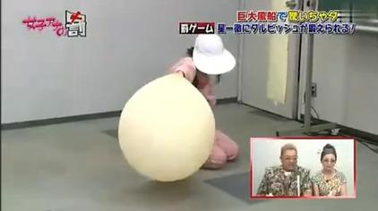 女嘉宾给气球打气 西瓜视频