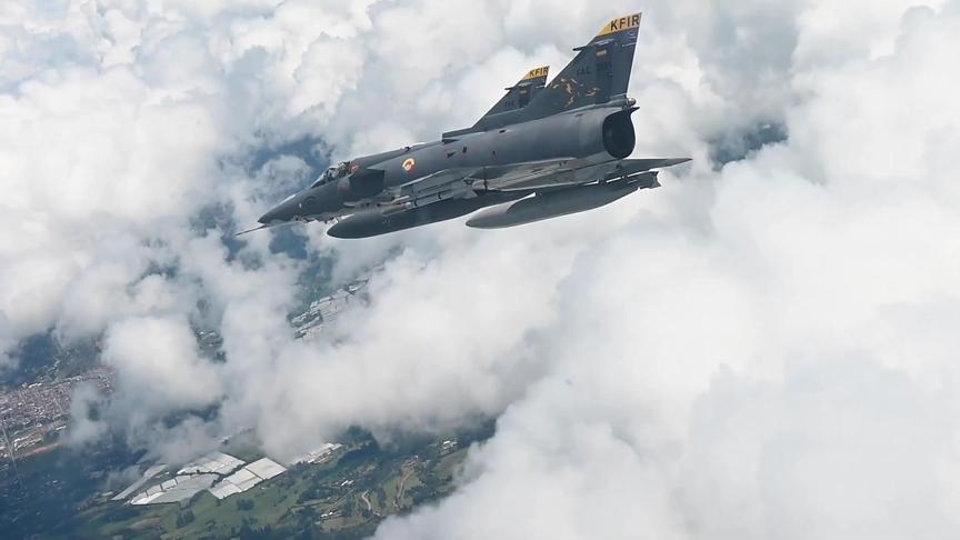 哥伦比亚空军 Kfirs 与美国空军 F-16 一起飞行（2021 年 7 月）