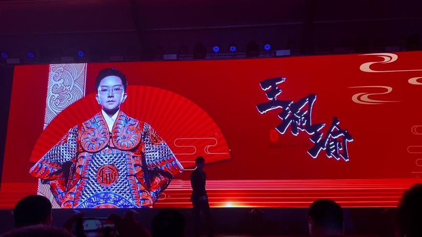 王珮瑜《少年行》，为红旗转门写的歌