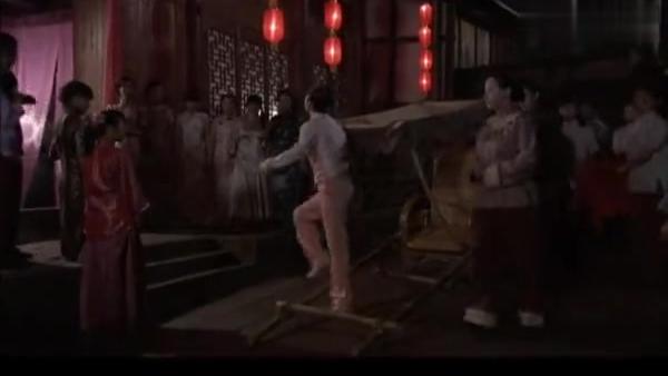 影视：丈夫去青楼找姑娘，媳妇端着重机枪对青楼扫射，丈夫吓楞了